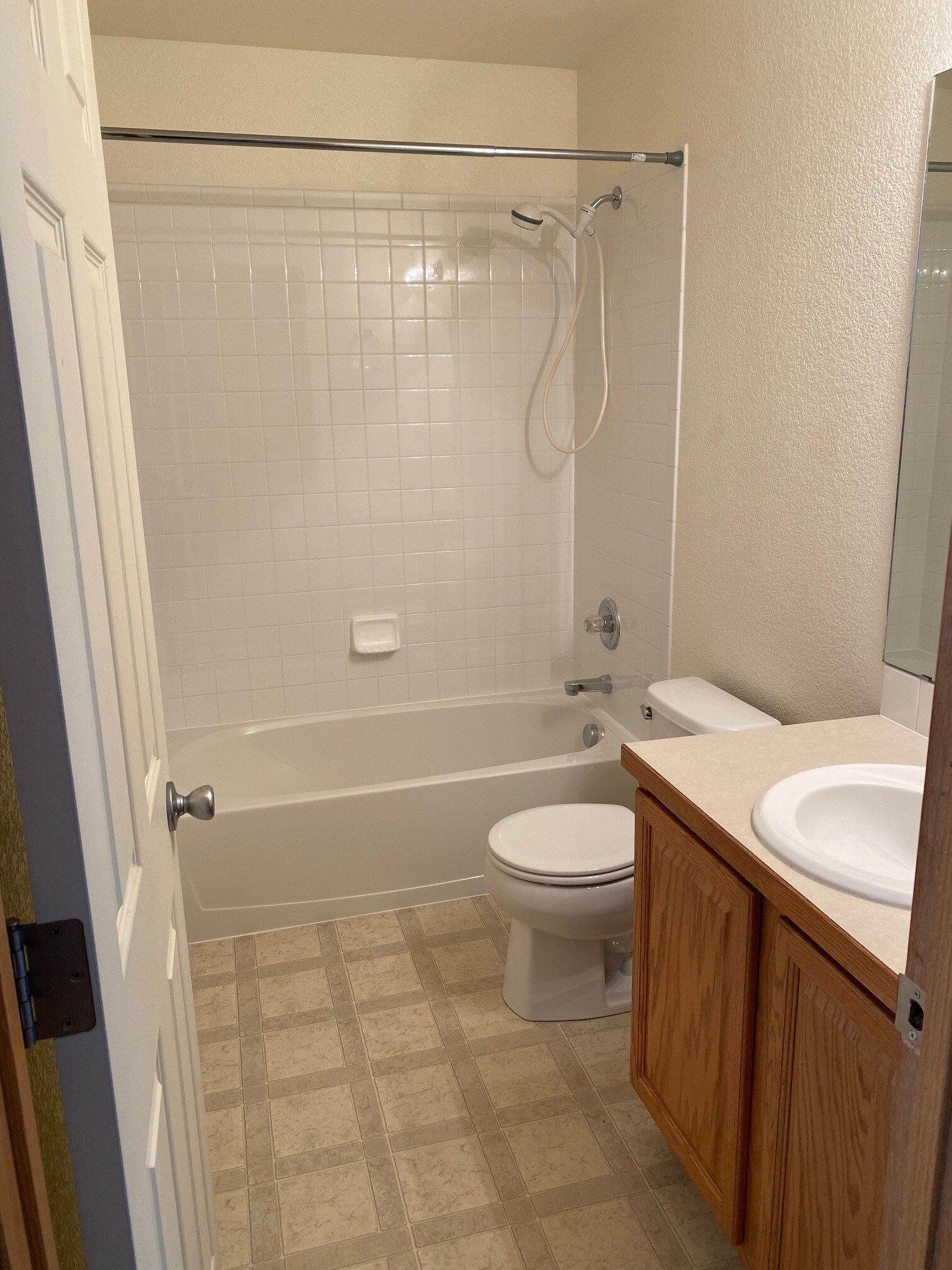 Spare Bath - 3761 Mt Flora St