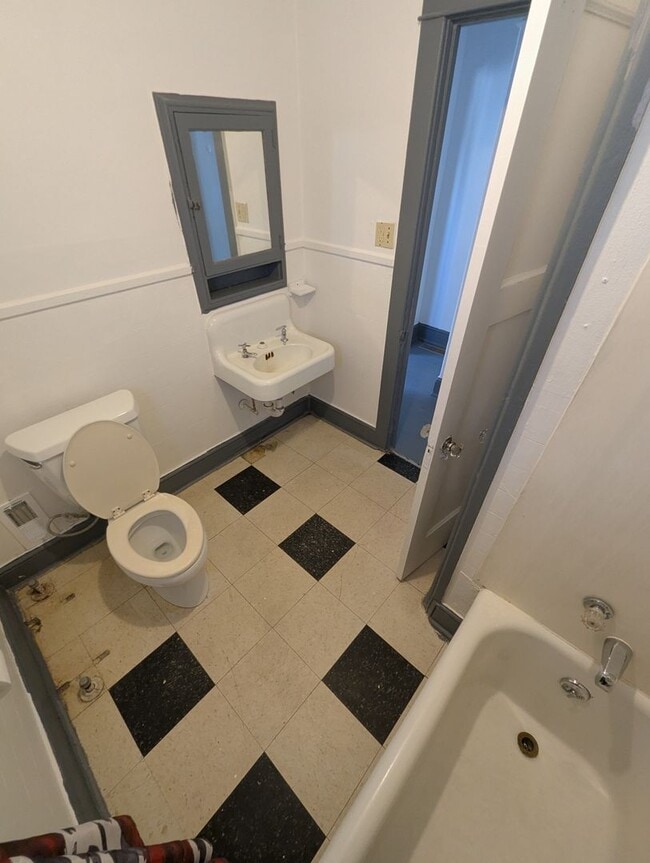 Building Photo - 2 bedroom Row Home