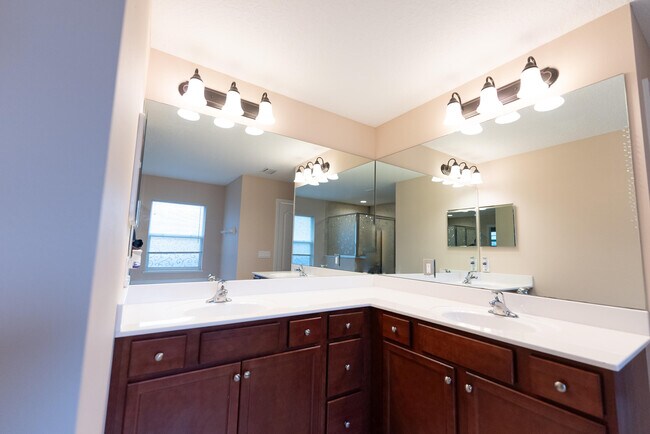 Building Photo - 3651 SW Dellamano St