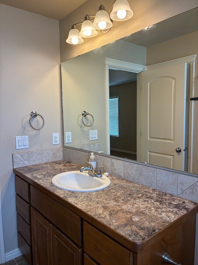 Building Photo - 234 Greenbrier Dr