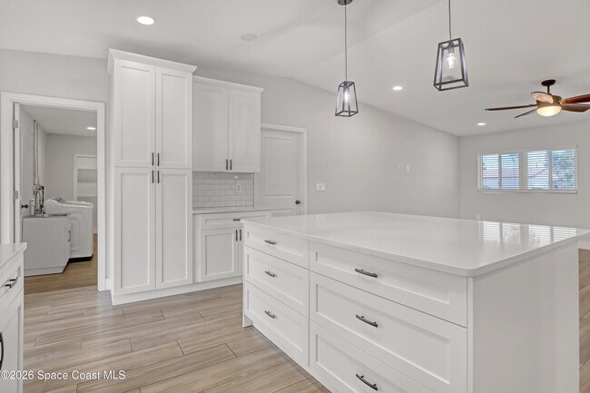Building Photo - 580 Pine Tree Dr
