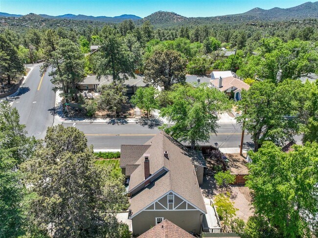 Building Photo - Live on Historic Park Avenue in this 2 Bed 1.5 Bath Single Family Home!