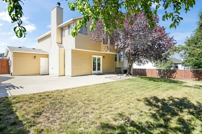 Building Photo - Modern 5 Bedroom Home with 3Car Garage in Sandy Neighborhood