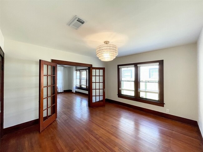 Building Photo - 405 E 28th St