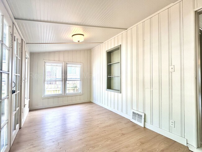 Building Photo - Fully Updated 2BR / 1.5BA – Steps from Dow...