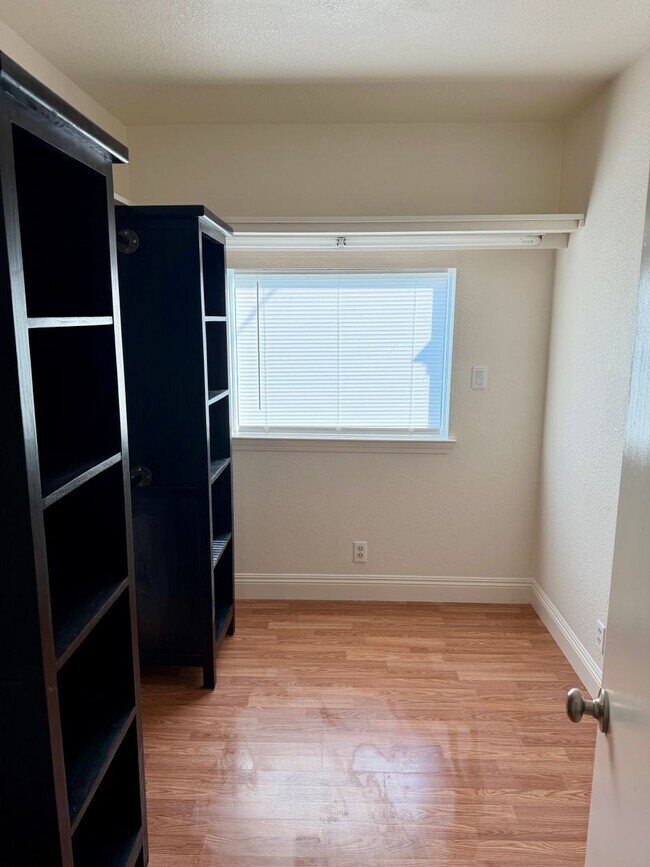 Building Photo - 223 Pollasky Ave
