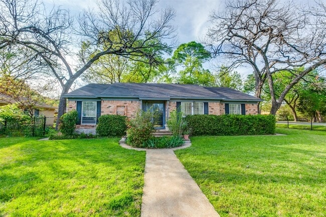 Building Photo - 9551 E Lake Highlands Dr