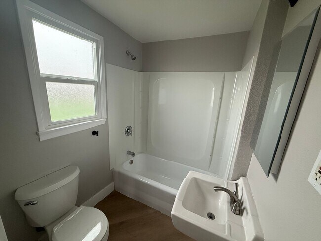 Building Photo - Multi Generation Home 4 Bedroom 3 Bath