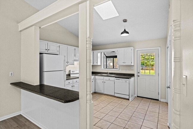 Building Photo - 130-132-132 Pine Crest Dr