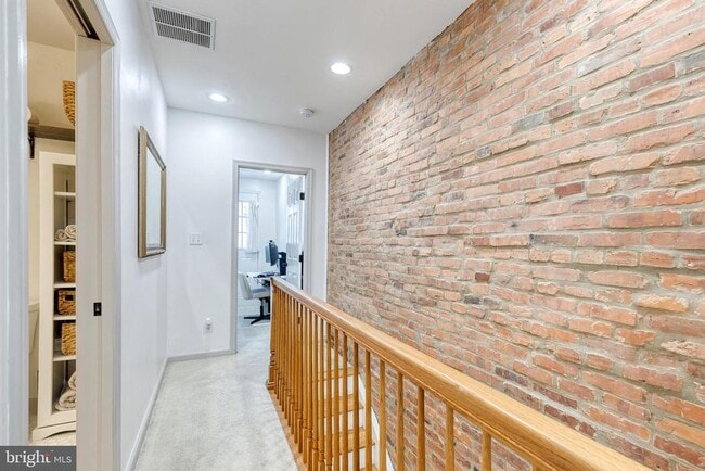 Building Photo - 724 S Curley St