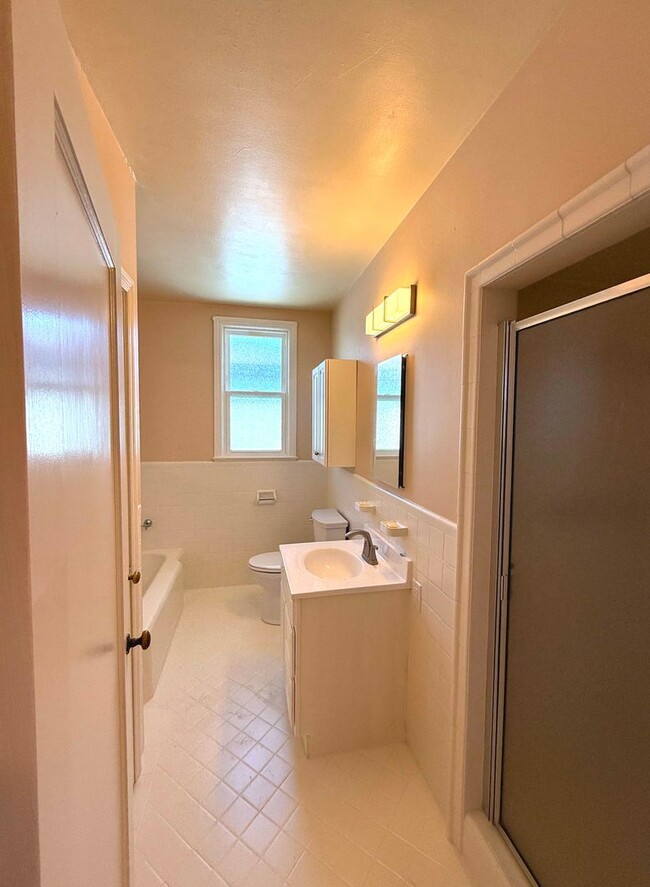 Building Photo - UPDATED BRIGHT 2000sf 4BR/2BA Monterey Hei...