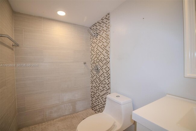 Building Photo - 10365 N Kendall Dr