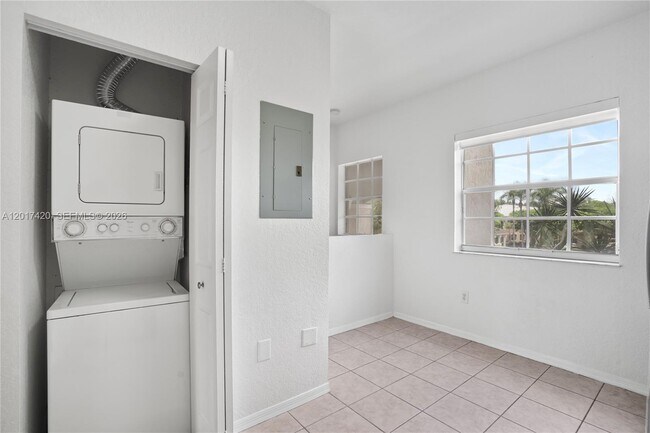 Building Photo - 5610 NW 114th Pl