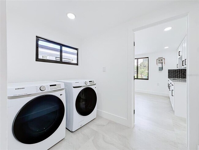 Building Photo - 2472 Tradewinds Dr