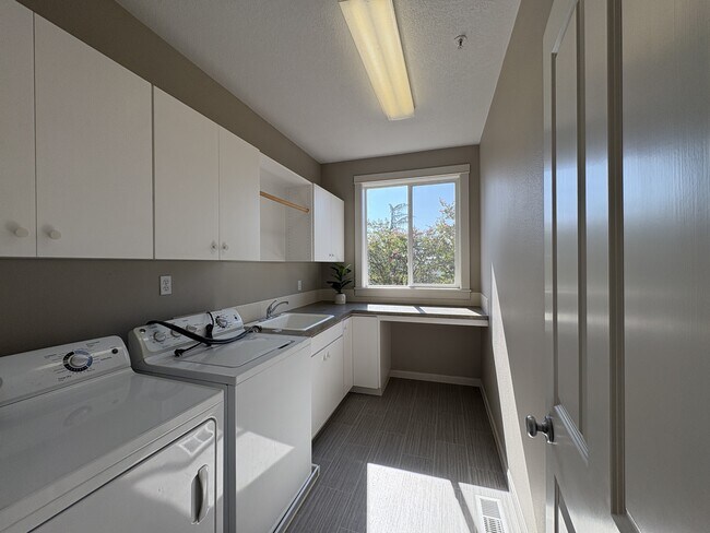 Building Photo - 10630 SW Kable St