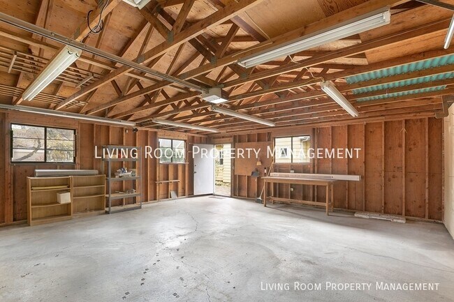 Building Photo - 5905 NE 33rd Ave