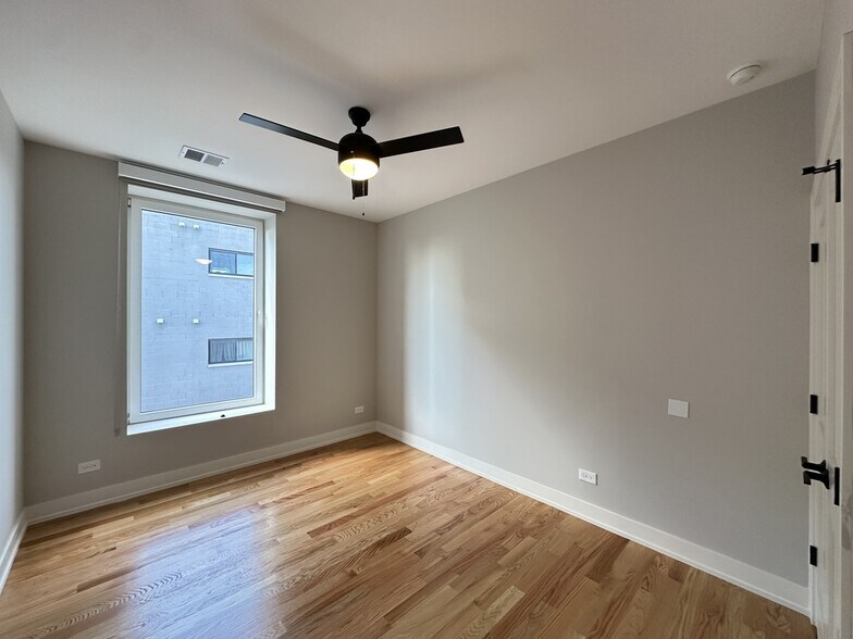 Building Photo - 2100 W 18th Pl