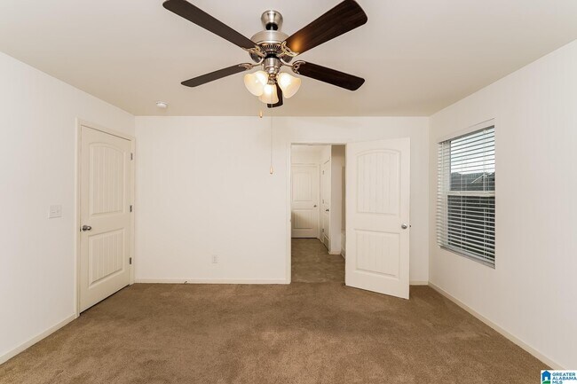 Building Photo - 915 Hawthorn Ln