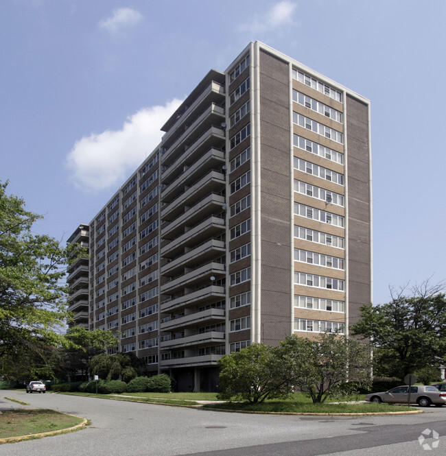 Building Photo - Barclay Towers