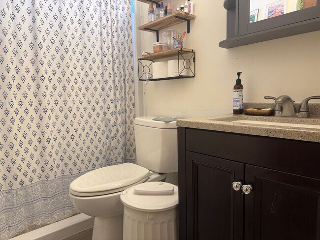 Building Photo - Spacious 4-Bed Ranch in Papillion–La Vista Schools