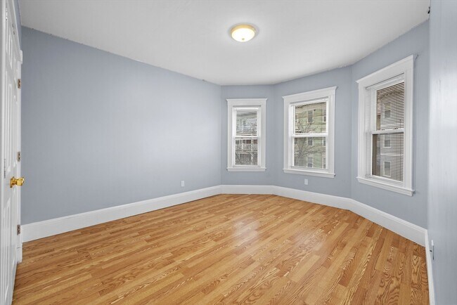 Building Photo - 25 Howes St