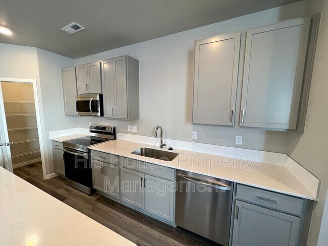 Building Photo - 1353 Reynolds St