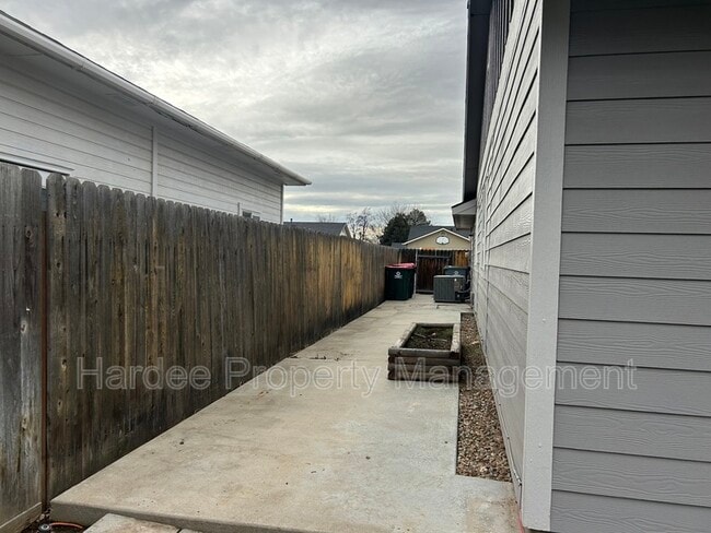 Building Photo - 2254 N Zircon Ave