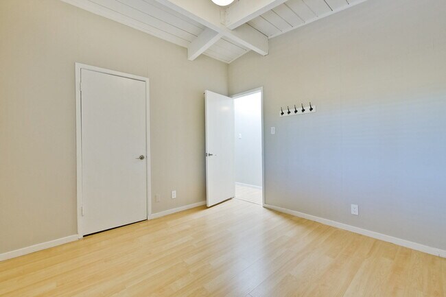 Building Photo - Nice Single Level Eichler Home in the Gree...