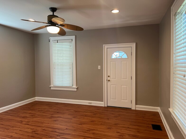 Building Photo - 502 Wirtz Way