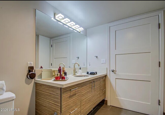 Building Photo - 535 W Thomas Rd