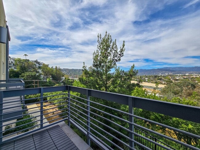 Building Photo - Modern Luxury Condo with Panoramic Views | 3-Story Condo + Private Rooftop Deck