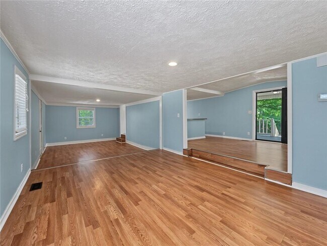 Building Photo - 3542 Shoreland Dr