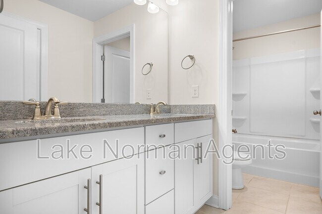 Building Photo - 196 Longleaf Dr