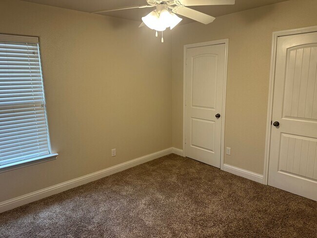 Building Photo - Milwaukee Ridge Gem with Open Living & Resort-Style Amenities
