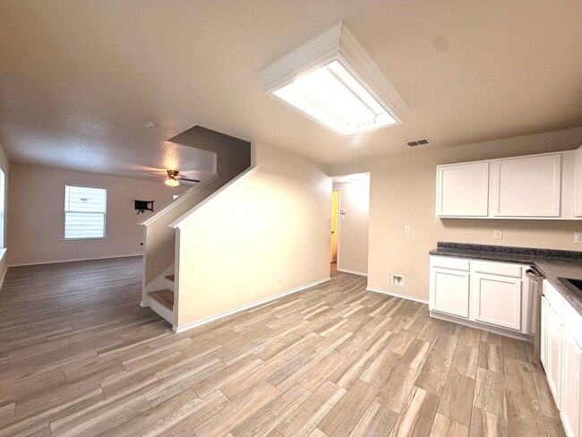 Building Photo - Lovely 3 Bedroom 2.5 Bath with easy access to shopping, schools, I-1604, I-410, Hwy 151, SeaWorld...