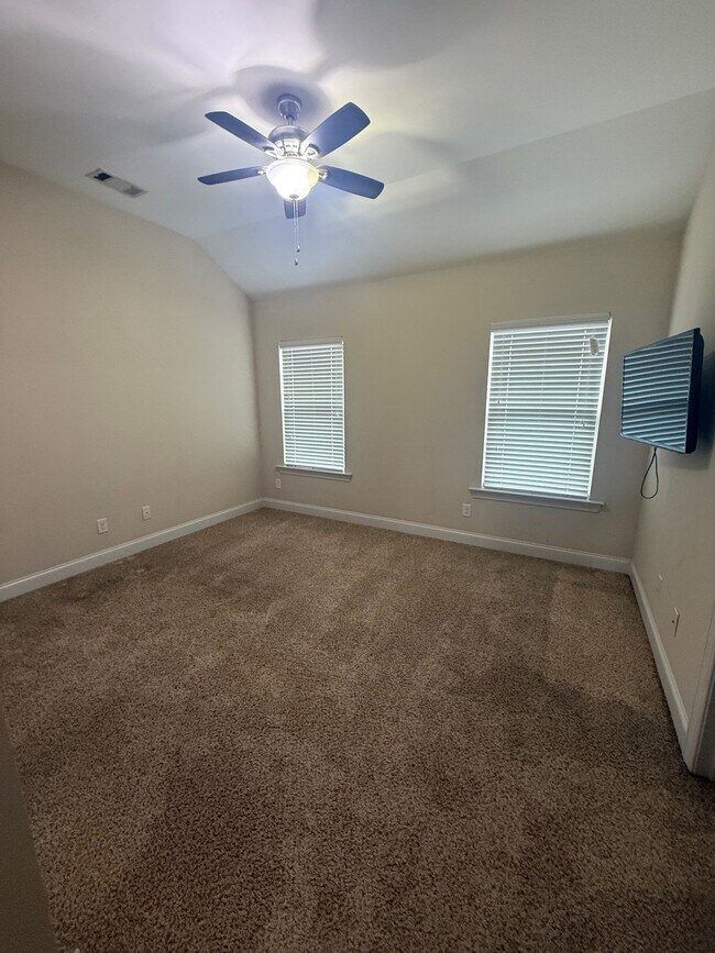 Building Photo - 239 Tulip Dr
