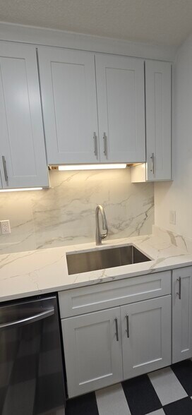 Kitchen - 501 Slaters Ln