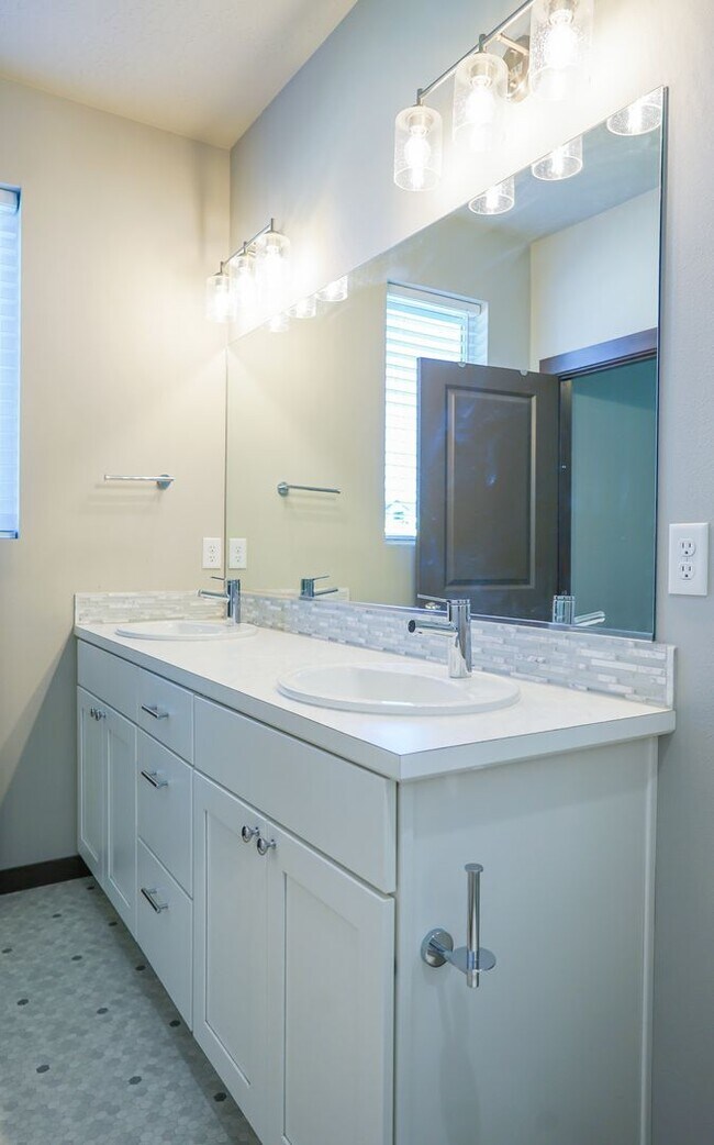 Building Photo - New to the market 3 bedroom 2 bath home.