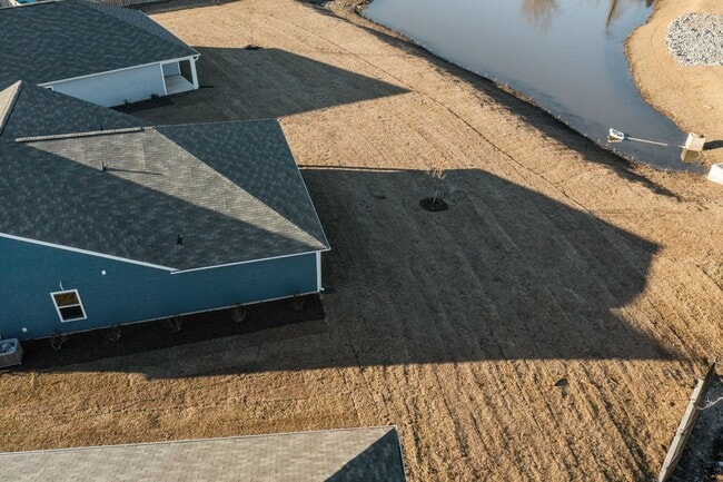 Building Photo - 4 bedroom Home in WATERSIDE!