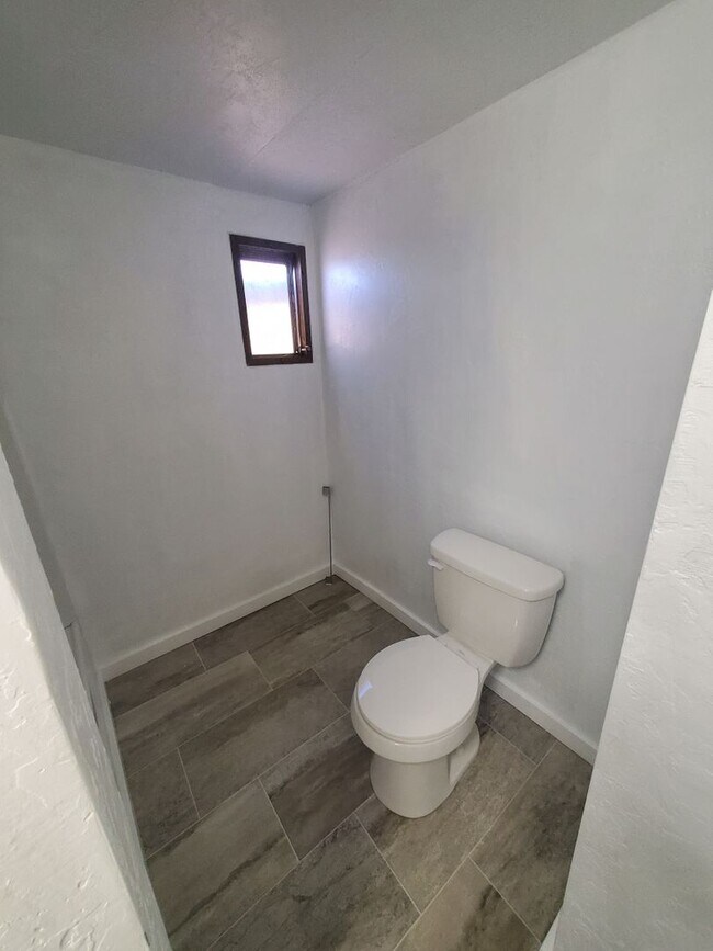 Building Photo - * PENDING* 3 Bedroom 2 Bath Single Family ...