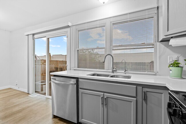 Building Photo - 422 Gainsborough Ct