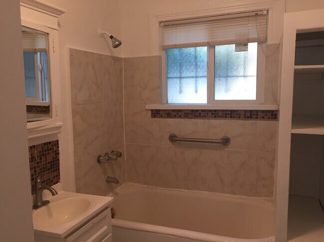 Building Photo - 544 W 46th St