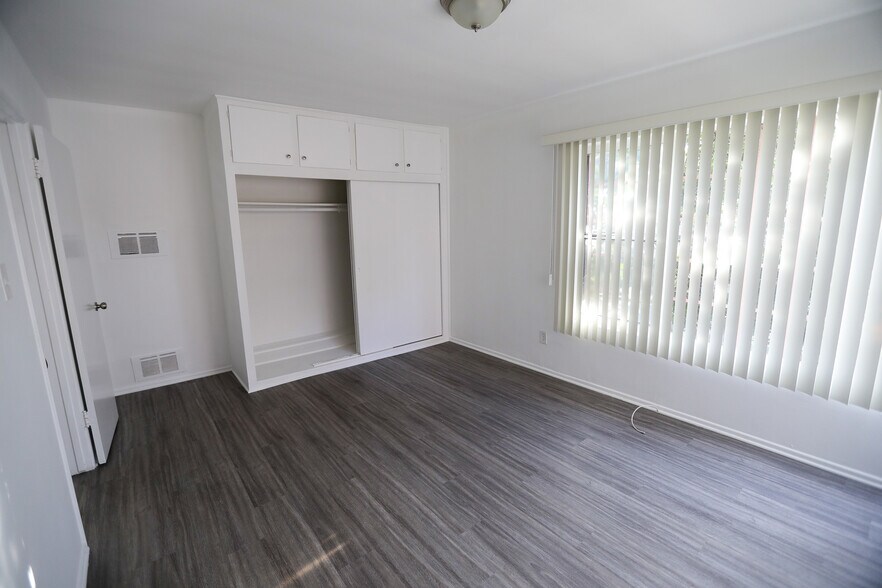 Building Photo - 260 S Sycamore Ave