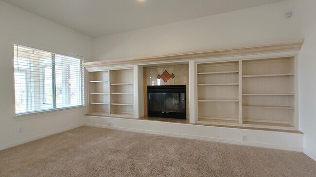 Building Photo - Beautiful 4 Bedroom 2.5 Bathroom House Located In The NE!