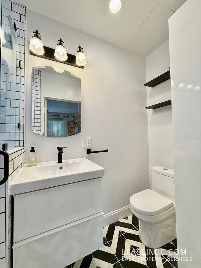 Building Photo - 304 16th St SE