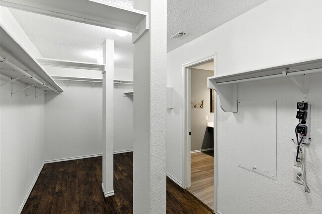 Building Photo - 22023 Oriole Hill Dr
