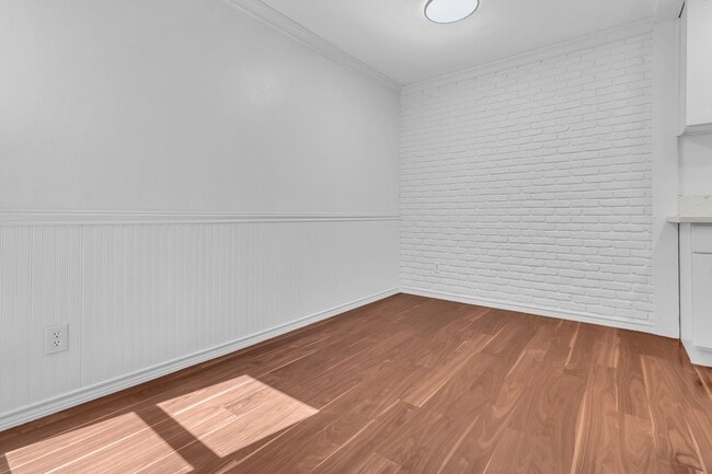 Building Photo - 1040 W MacArthur Blvd