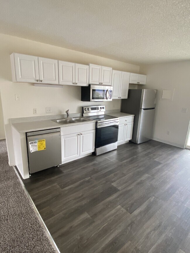 Building Photo - Newly renovated 2 bed/1 bath with views!