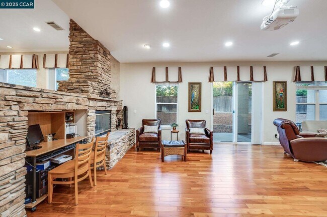 Building Photo - 1105 Peacock Creek Dr