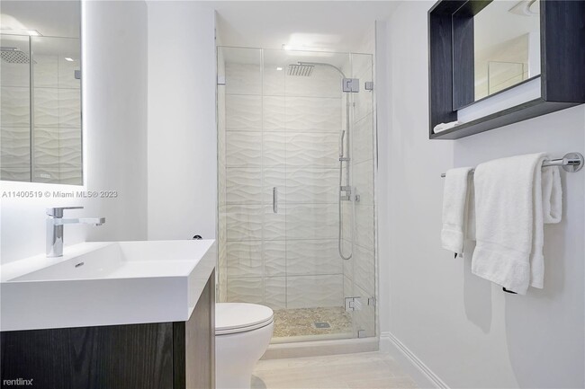 Building Photo - 2 br, 2 bath Condo - 4201 Collins Ave Apt 401